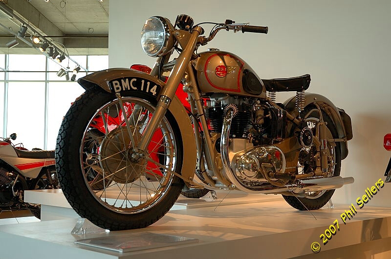 1951_BSA_Golden_Flash_01.jpg 296.7 KB